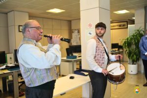 falleros tocando la dolçaina y el tabalet